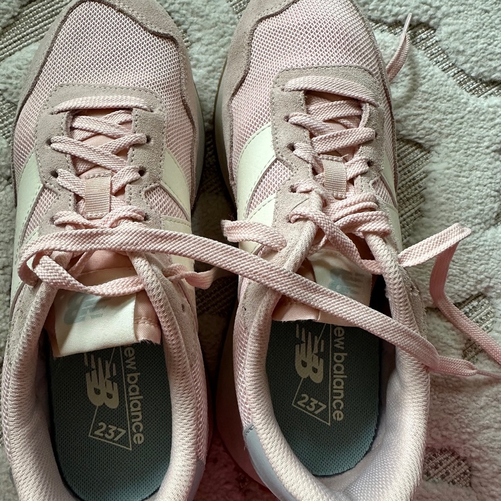 Tennis shoes